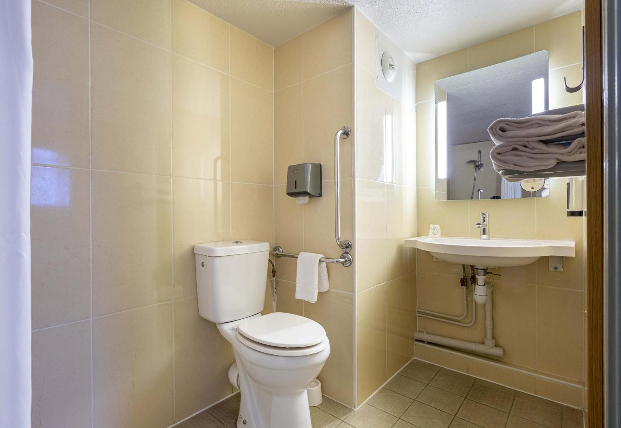 B&B Hotel Chartres Le Forum Le Coudray Bagian luar foto