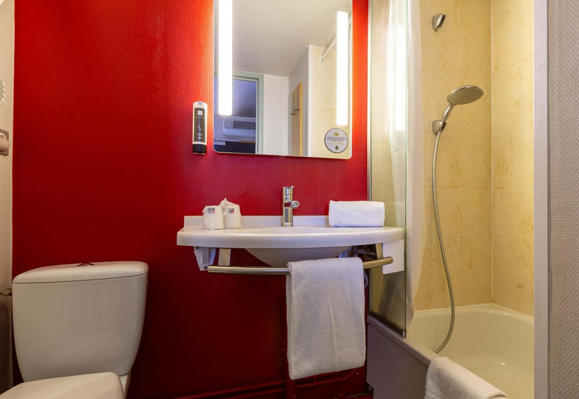 B&B Hotel Chartres Le Forum Le Coudray Bagian luar foto