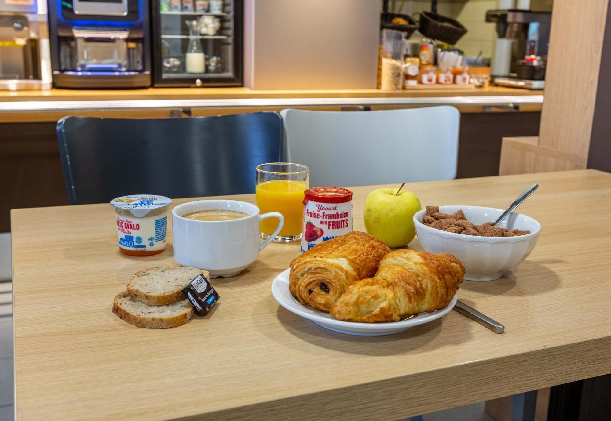 B&B Hotel Chartres Le Forum Le Coudray Bagian luar foto
